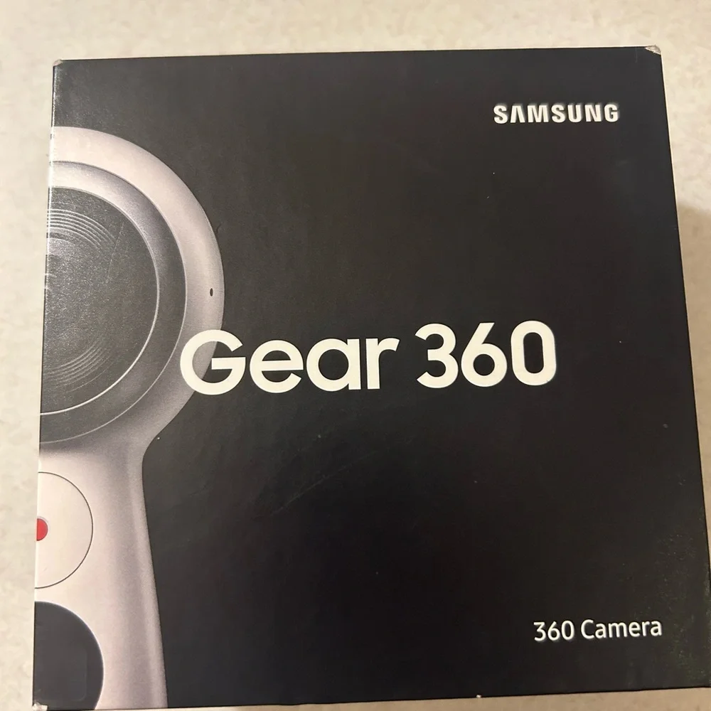 Samsung Gear 360 in Black Box